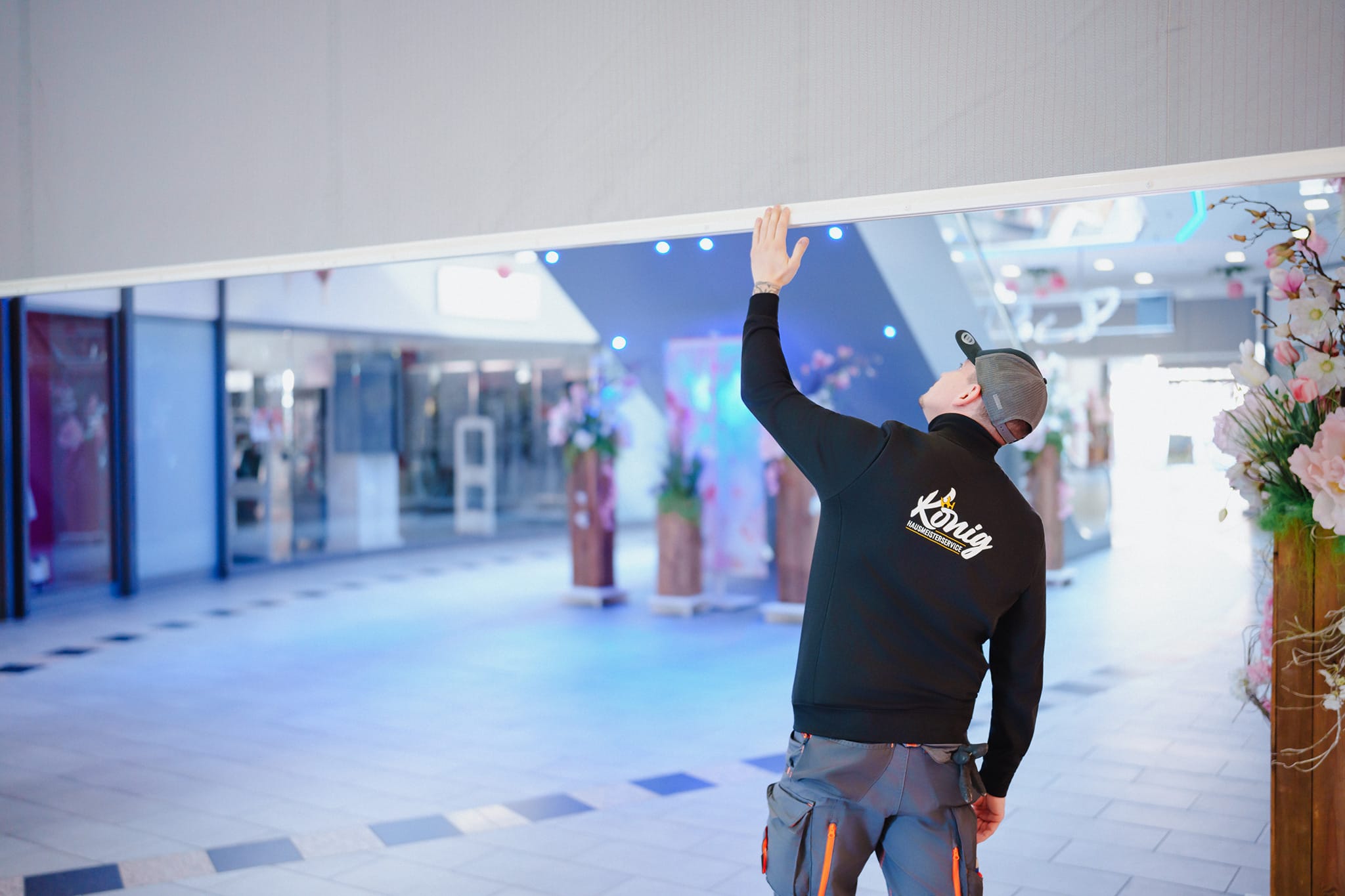 Ein Mitarbeiter des Hausmeisterservice Sven König prüft gewissenhaft eine Brandschutzwand in einer Gewerbeimmobilie. Das Bild steht für proaktives Facility Management, technische Sicherheit und persönliche Betreuung vor Ort.